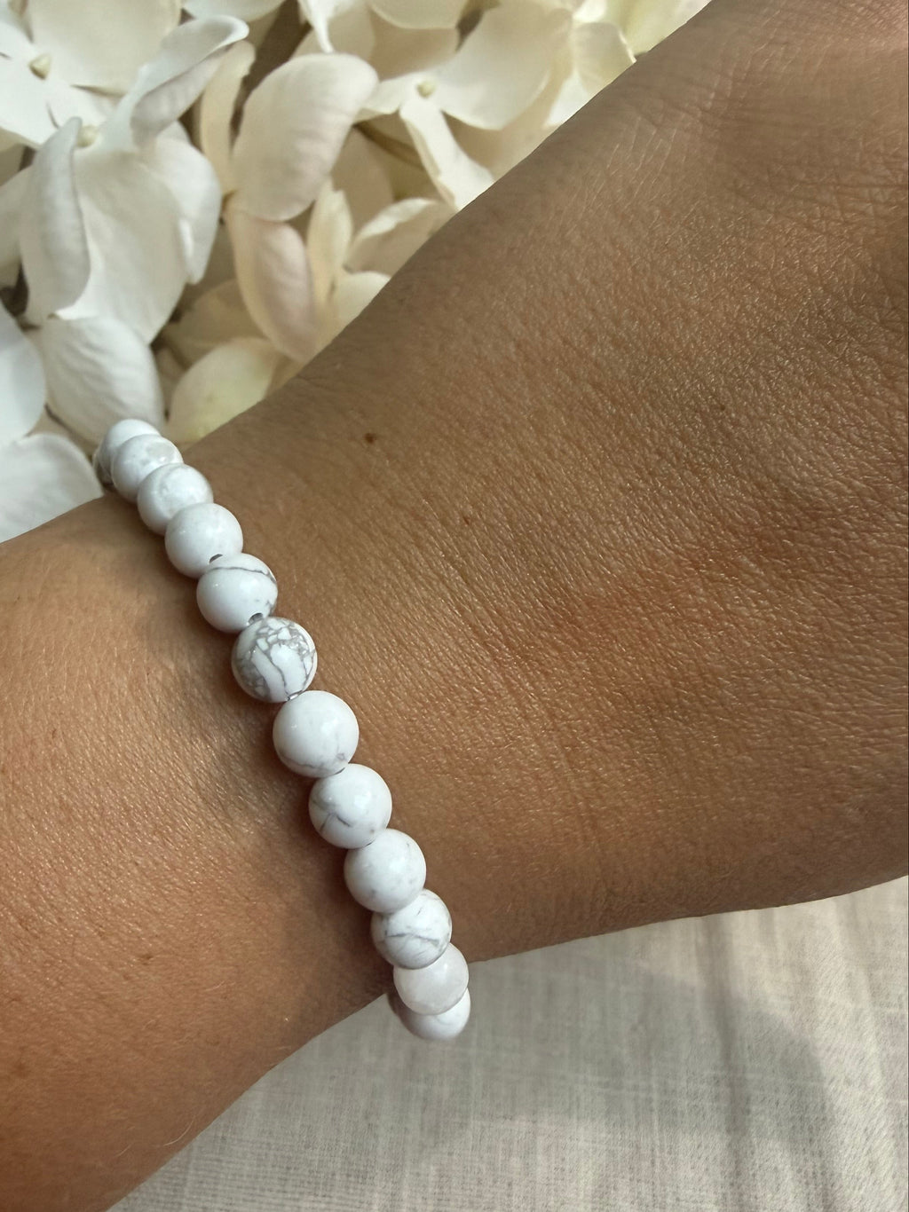 Magnesit Kugelarmband 6 mm – Natürliches Edelsteinarmband | Elastisches Armband aus Magnesit