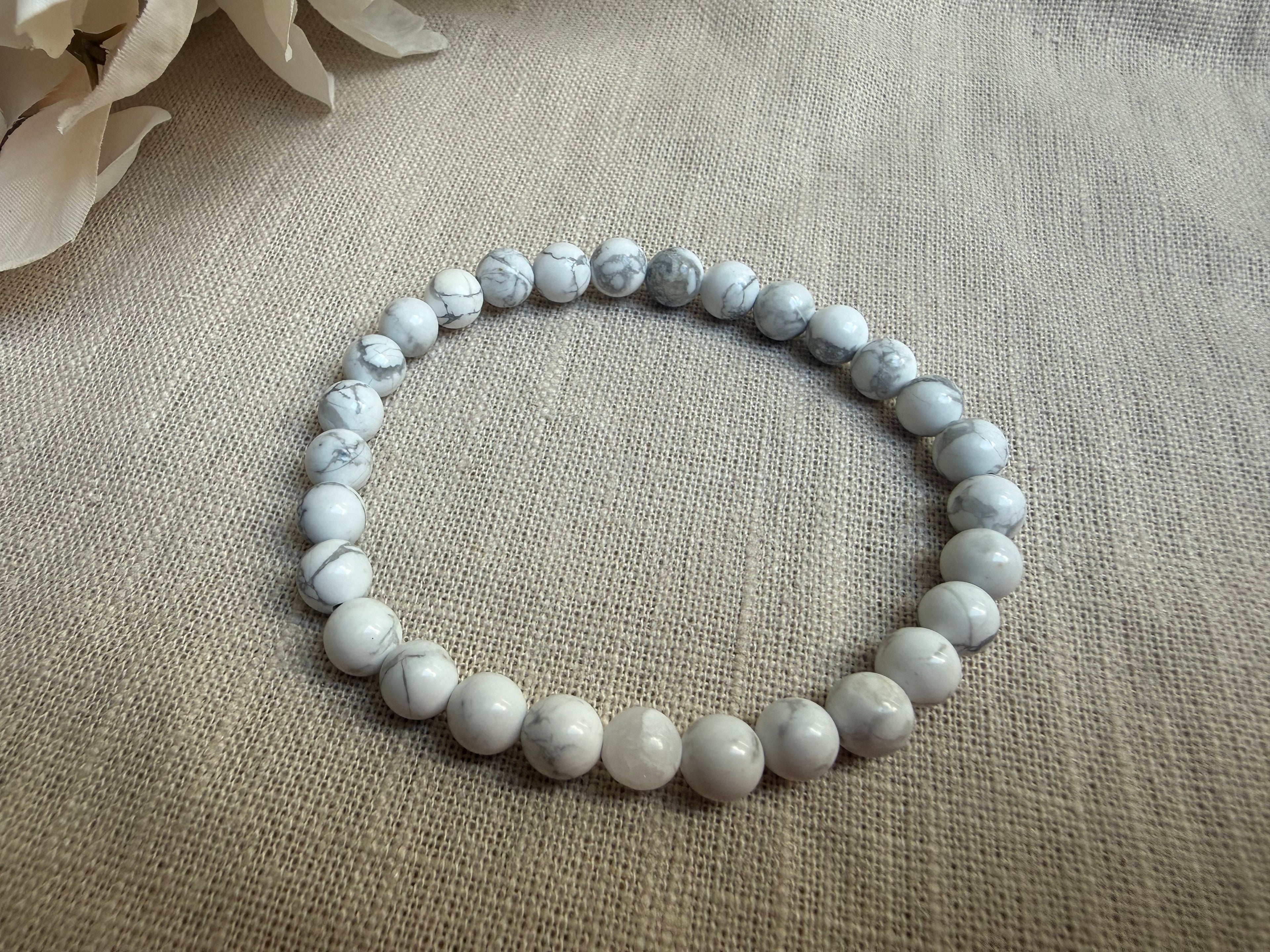 Magnesit Kugelarmband 6 mm – Natürliches Edelsteinarmband | Elastisches Armband aus Magnesit