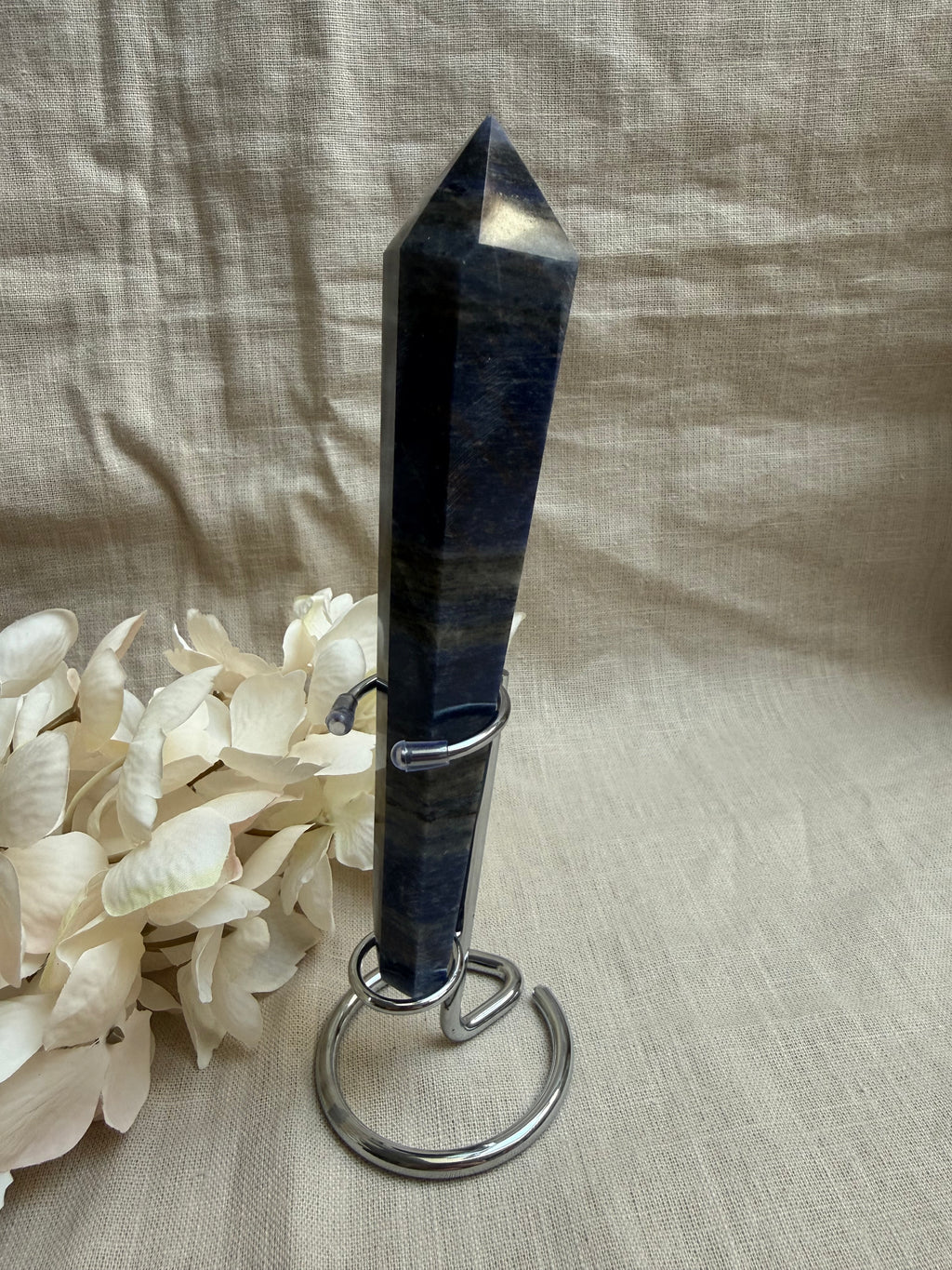Sodalith Obelisk mit Ständer – Polierte Sodalith Spitze | Dekoratives Edelstein-Unikat