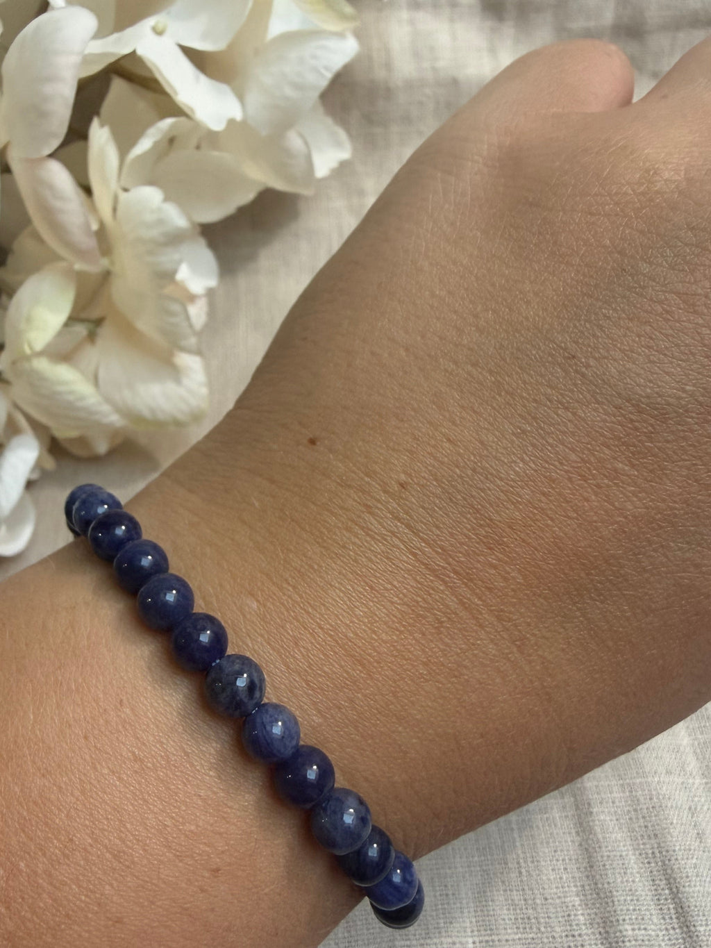 Sodalith Kugelarmband 6 mm – Natürliches Edelsteinarmband | Elastisches Armband aus Sodalith