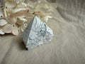 Magnesit Kristallspitze – Polierte Freiform aus natürlichem Magnesit | Ruhe & Gelassenheit