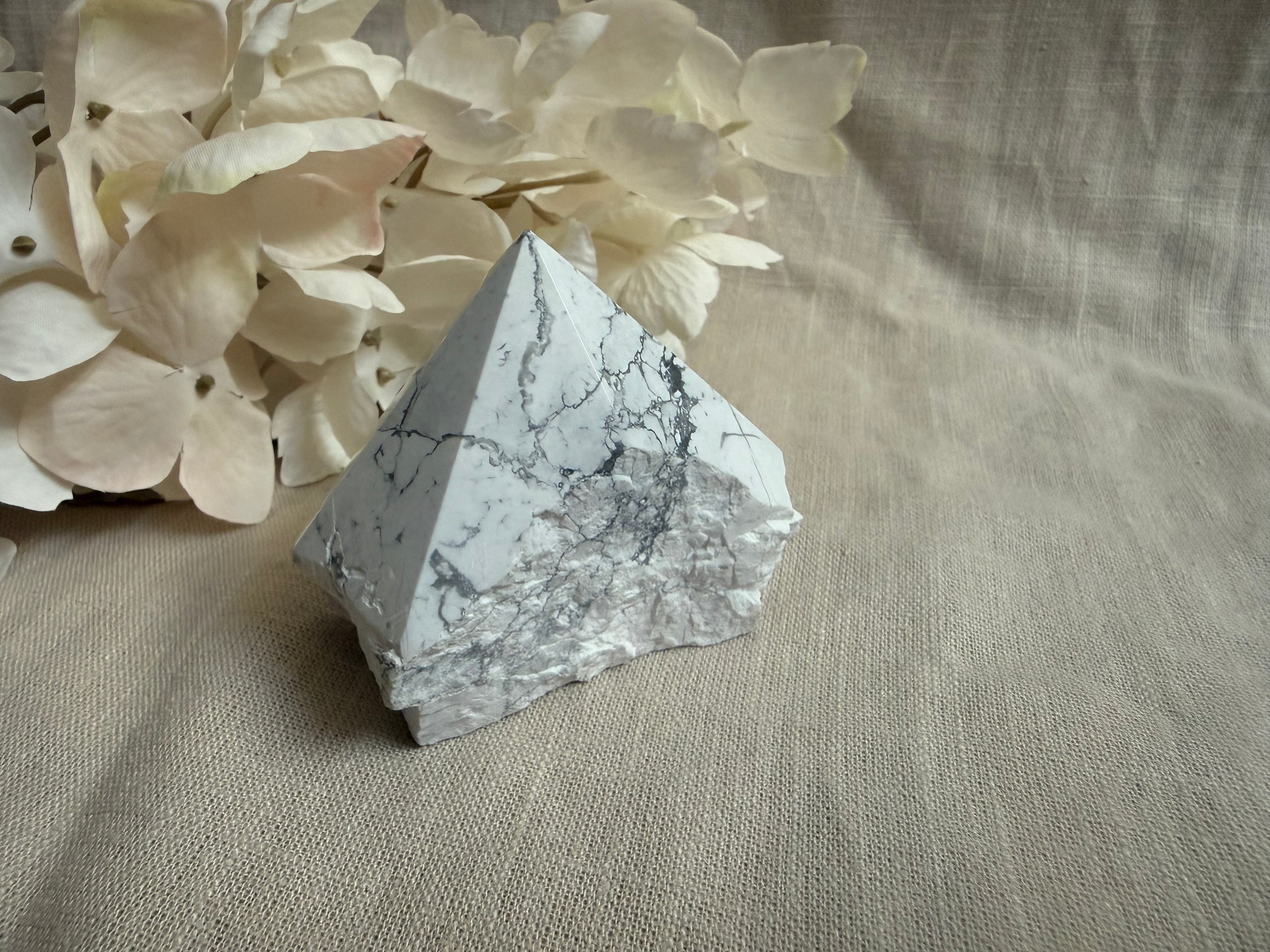 Magnesit Kristallspitze – Polierte Freiform aus natürlichem Magnesit | Ruhe & Gelassenheit