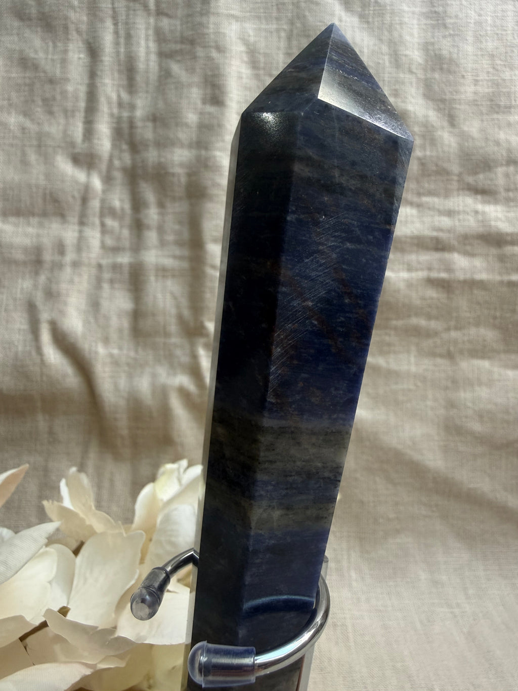 Sodalith Obelisk mit Ständer – Polierte Sodalith Spitze | Dekoratives Edelstein-Unikat