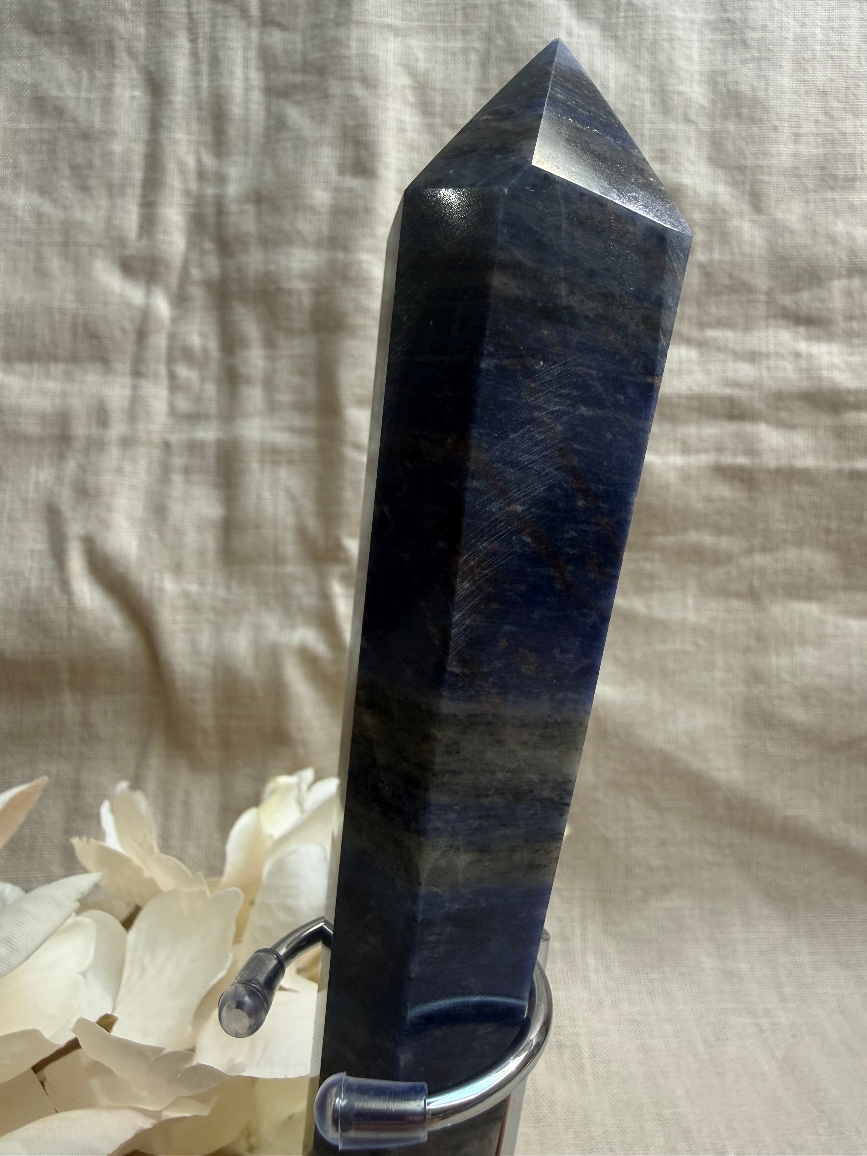 Sodalith Obelisk mit Ständer – Polierte Sodalith Spitze | Dekoratives Edelstein-Unikat