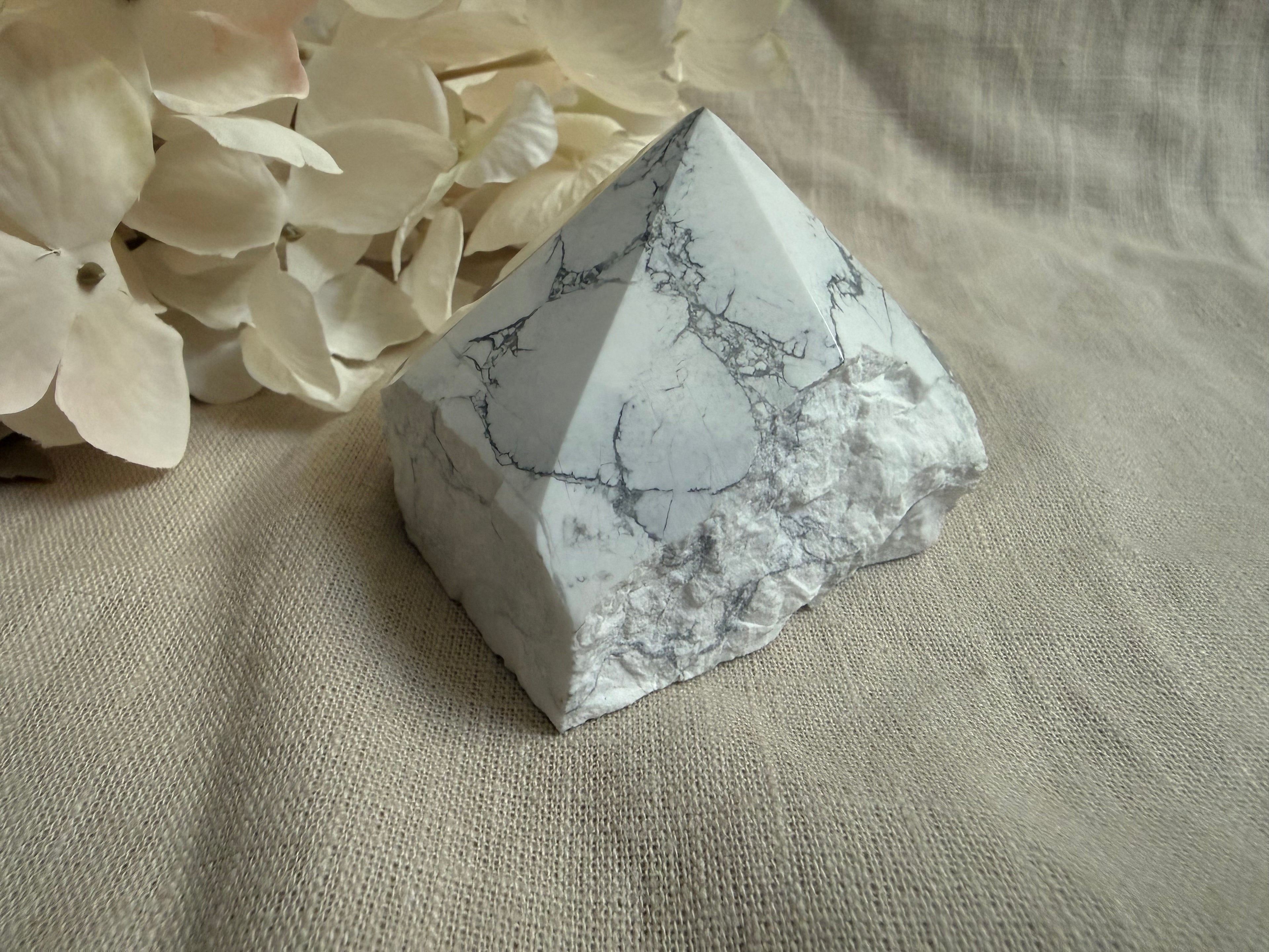 Magnesit Kristallspitze – Polierte Freiform aus natürlichem Magnesit | Ruhe & Gelassenheit