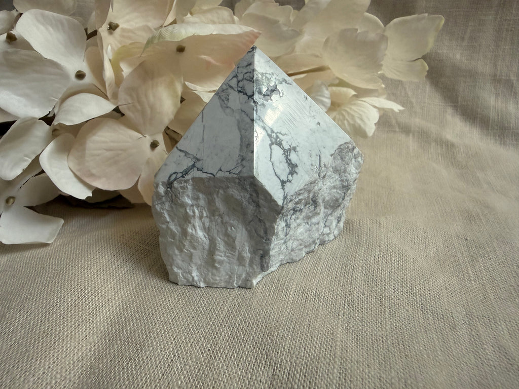 Magnesit Kristallspitze – Polierte Freiform aus natürlichem Magnesit | Ruhe & Gelassenheit