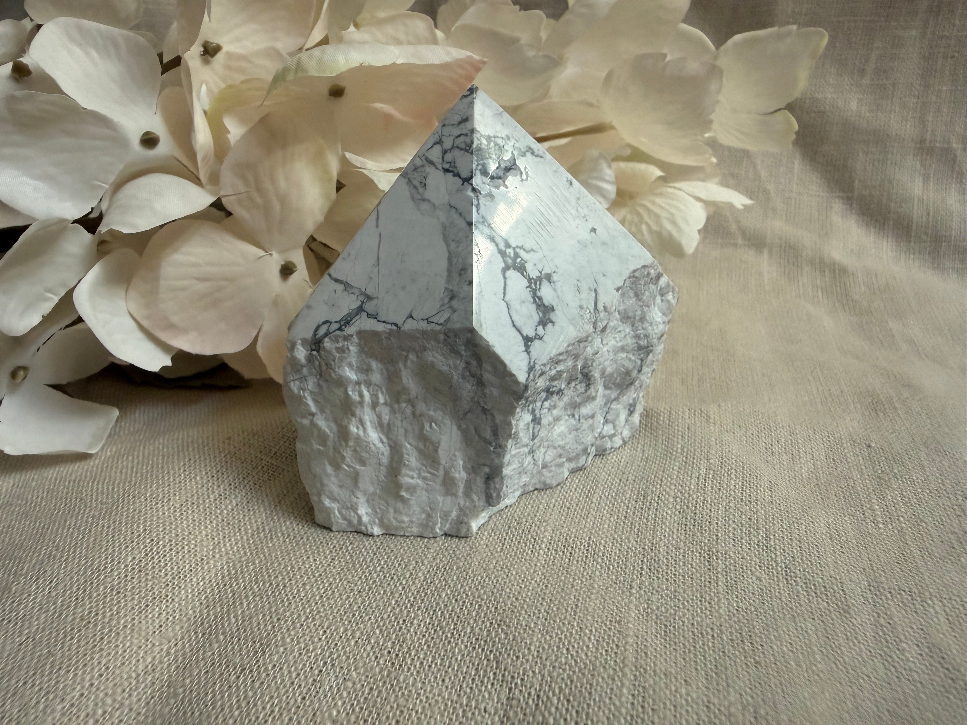 Magnesit Kristallspitze – Polierte Freiform aus natürlichem Magnesit | Ruhe & Gelassenheit