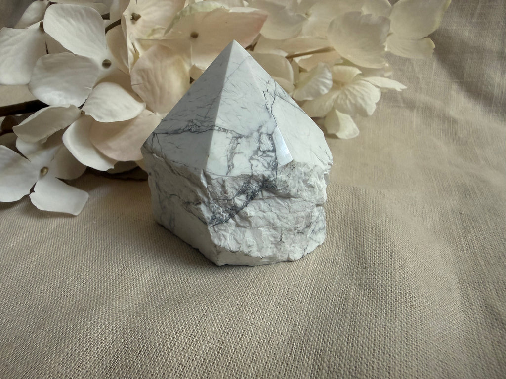 Magnesit Kristallspitze – Polierte Freiform aus natürlichem Magnesit | Ruhe & Gelassenheit