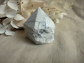 Magnesit Kristallspitze – Polierte Freiform aus natürlichem Magnesit | Ruhe & Gelassenheit