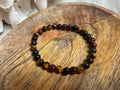 Tigerauge 3-Colour Armband 6 mm – Edelsteinarmband aus Tigerauge, Falkenauge & rotem Tigerauge | Stärke & Balance